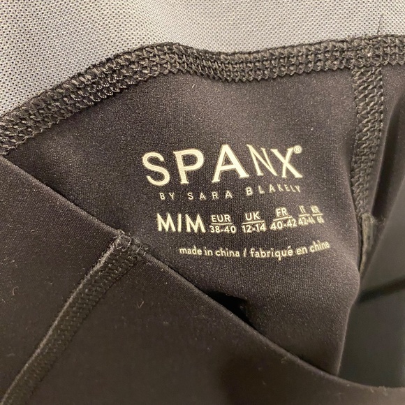 Spanx Cropped Black Icon High Waisted Activewear Workout Cropped Leggings - Picture 6 of 7